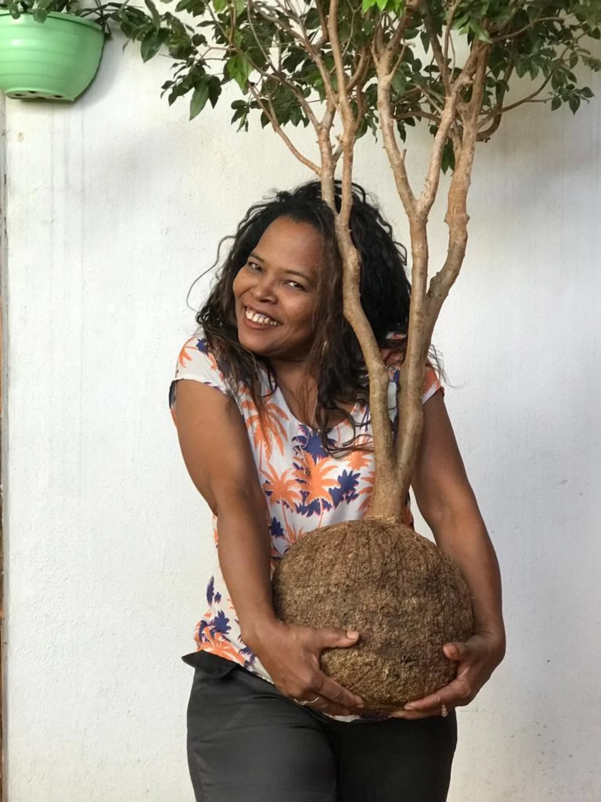 Christianne Marie com uma kokedama de grande porte