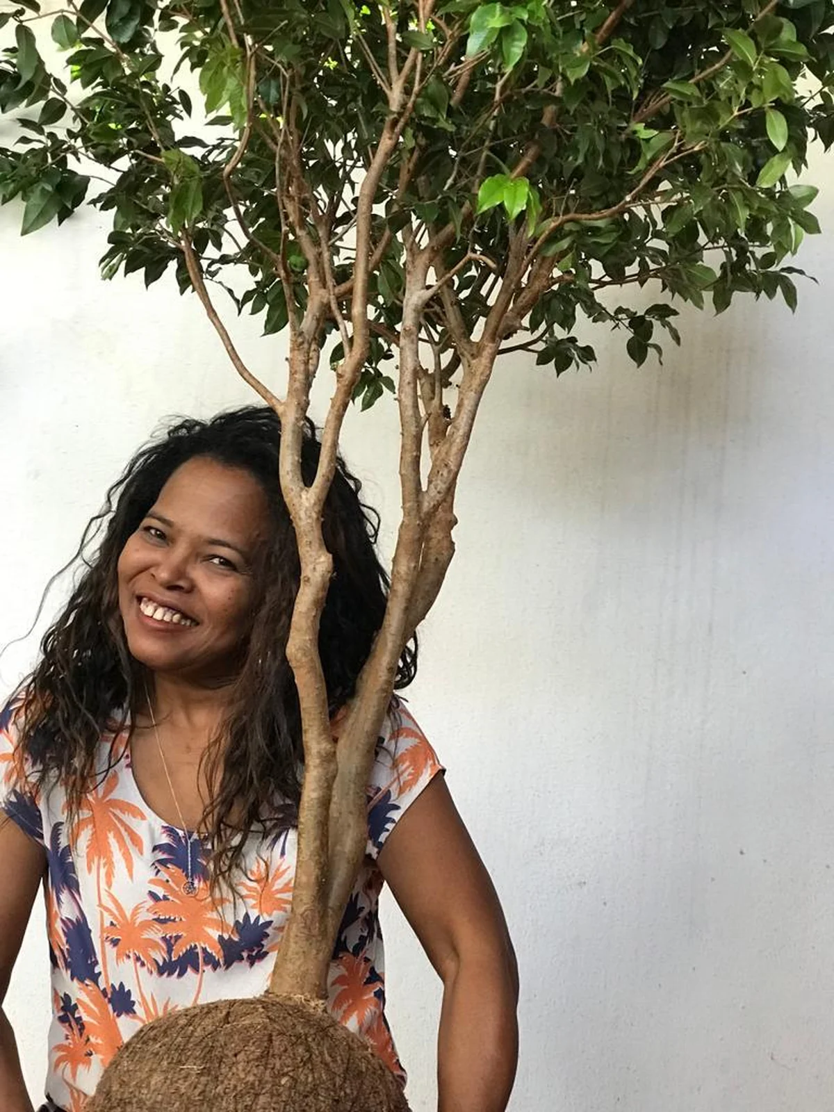 Christianne Marie segurando uma grande kokedama artesanal
